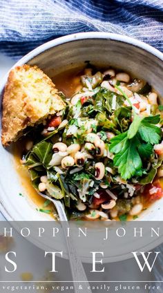 Hoppin John Stew in a bowl with a piece of bread. Hoppin John Vegetarian, Hoppin John Soup Recipe, Vegetarian Hoppin John Recipe, Stew Vegetarian, Traditional Dishes, Vegan Soup Recipes, Hearty Meal