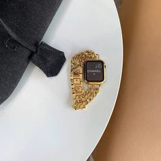 MACHEN SIE IHRE EINFACHE UHR MIT DIESEM METALLARMBAND FÜR DIE APPLE WATCH IN EINE LUXURIÖSE

 Dieses Uhrenarmband besteht aus hochwertigem Edelstahl, der rost- und lichtbeständig sowie allergiefrei ist. Es hat ein elegantes Design, das Ihrer schlicht aussehenden Apple Watch Glanz verleiht. Passt perfekt zu jedem Outfit.

 Spezifikationen



 Bandmaterial: Edelstahl

 Bandlänge: 22cm

 Bandbreite: 45mm 42mm(44mm)/38mm(40mm)41mm

 Gilt für: iWatch Serie 8 7 6 5 4 3 2

 Artikeltyp: Uhrenarmbänder Trendy Gold Metal Watch Bands, Gold Metal Watches With Chain Detail, Gold Metal Watch With Chain Detail, Gold Metal Chain Link Watch Bands, Gold Adjustable Metal Watch Accessories, Rectangular Metal Bracelet Strap Watch Bands, Metal Rectangular Watch Bands With Bracelet Strap, Trendy Gold Metal Watch Accessories, Trendy Gold Chain Watch Bands