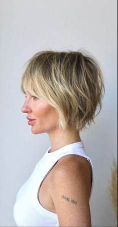 Haircut For Women Wavy Hair, Haircuts For Women Curtain Bangs, Jaw Length Bob Thick Hair, Women Curtain Bangs, Layered Bob With Fringe Bangs, "bixie" Haircut Blonde, 2024 Short Bob Hairstyles, Braids Butterfly Locs, Short Razor Haircuts