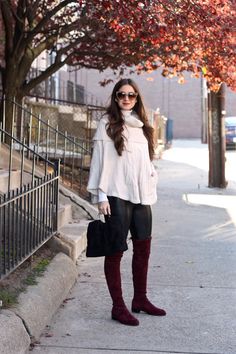 Burgundy Knee High Boots, Classy Leather Pants, Fall Outfits Edgy, Faux Leather Leggings Outfit, Poncho Outfit, Fall Outfits 2018, Black Leather Leggings, Otk Boots