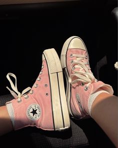 Pink converse in car Mismatch Bedding, Pink Converse Outfit Aesthetic, Indie Bedding, Indie Bedroom Aesthetic, Converse Outfit Aesthetic, Converse High Tops Outfit, Platform Converse Outfit Summer, Converse Platform Outfit