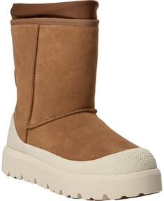 Vadderad stövel från UGG i snygg mockakvalitet. Stöveln är enkel i modellen med elastiska snören i skaftet, rund nos med extra förstärkning, hälrem, grova sömmar och logodetalj bak. Ett par fina Stövlar med fin kvalitet. Ugg Classic Short, Ugg Classic, Chestnut