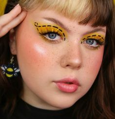 Bumble Bee Face Makeup, Bumble Bee Halloween Makeup, Boo Bees Costume, Yellow Halloween Makeup, Pooh Bear Makeup, Bee Eyeliner, Bee Make Up