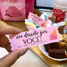 a person holding up a piece of pink paper that says me diaratop voce