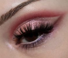 Normal Makeup Looks For Wedding, Quince Eyeshadow Looks, Fairy Eyeshadow Look, Red Makeup Looks, Shiny Makeup, Normal Makeup, Day Makeup Looks, Makeup Nails Art