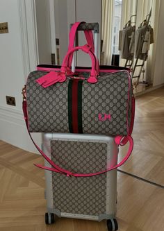 Luxury Birthday Gifts, Airplane Outfits, Handbag Essentials, Vacay Outfits, Camping Items, Safe Travel, Cute Bags, Handbags Michael Kors, Travel Lifestyle