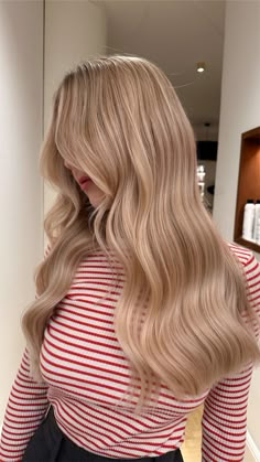 Golden Beige Blonde Hair, Winter Golden Blonde Hair, Blonde Hair Autumn 2024, Olive Skin Tone Hair Color, Long Blonde Hair 2024, Gold Blonde Hair Aesthetic, Hair Color For Tan Skin, Blonde Hair Types