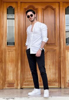 White Shirt Black Pants Outfit Men, White Shirt Black Pants Outfit, Outfits Camisa Blanca, White Shirt Black Jeans, Wedding Guest Etiquette, Blue Pants Men, Milan Fashion Week Men