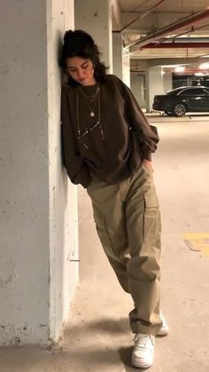 Khaki Cargo Pants Outfit Aesthetic, Baggy Cargo Pants Outfit Street Style, Baggy Khaki Pants Outfit, Airport Photoshoot, Baggy Cargo Pants Outfit, Outfit Photoshoot Ideas, Cargo Pants Outfit Street Style, Baggy Pants Outfit, Khaki Pants Outfit