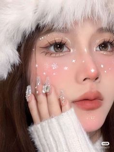 White Christmas Makeup, Doujin Makeup Trend, Angel Makeup Ideas, Snowflake Makeup, Ice Makeup, Angel Makeup, Christmas Eye Makeup, Ethereal Makeup