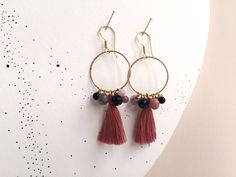 Clusters in earthy subdued colors on large rose-gold plated hoops make a bold statement in this pair of earrings. The dusty rose colored tassels add a nice touch of boho style to the pair. Easy and lightweight to wear, these earrings combine with many outfits due to the range of colors I have used in the clusters. I make many types of cluster earrings - extravagant or dainty versions - a lot as my clients love them and they are easy to combine with just anything and many occasions. indígena clus Earrings Rose Gold, Dusty Rose Color, Cluster Earrings, Earrings Boho, Jewelry Earrings Hoops, Tassel Earrings, Teardrop Earrings, Boho Earrings, Stone Jewelry