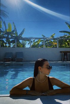 Foto In Piscina Aesthetic, Swimming Pool Story Instagram, Swimpool Photo Ideas, Photo Insta Piscine, Pool Ig Pics, Pool Side Photos, Photos By The Pool, Swimming Pool Aesthetic Photo Ideas, Pool Vacation Pictures