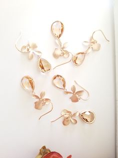 "v'¯) ROSE GOLD earrings, Orchid Flower earrings, Champagne earrings, Peach earrings, Bridesmaids Gift stone : 1.3x1.3cm / 0.51x0.51 inch leaf : 0.5x1cm / 0.2x0.39 inch material : stone in bezel, rose gold plated over brass Necklace is 16 + 2.5\" extender you may choose any length up to 20\". (NO EXTRA COST) Bracelet is 6'+2.5\" extender All items come wrapped individually in a ribboned gift box. Thank you for looking. Thanks for looking. ♥ ♥ ♥ ♥ ♥ ♥ ♥ ♥ ♥ ♥ ♥ ♥ ♥ ♥ ♥ ♥ Enter my boutique here: h Navy Earrings, Pink Drop Earrings, Champagne Earrings, Orchid Earrings, Peach Earrings, Crystal Bridal Earrings, Earrings Rose Gold, Wedding Gifts For Bride, Handmade Jewelry Necklace