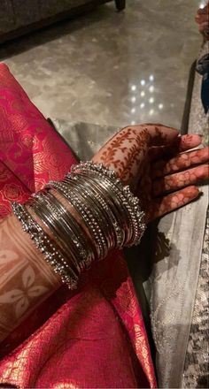 Churiyan Aesthetic, Desi Bangles Aesthetic, Desi Vibes Aesthetic, Shaadi Vibes, Desi Things, Desi Vibes, Jewellery Traditional