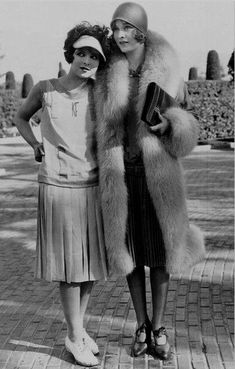 Clara Bow and Esther Ralston 1920 Style, Style Année 20, Idda Van Munster, 1920s Women, Clara Bow, 1920 Fashion, Louise Brooks, Josephine Baker, Gene Kelly