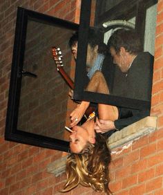 kate moss Kate Moss Hanging Out Window, Kate Moss Going Out Style, Kate Moss Grunge, Kate Moss Drinking, Kate Moss Mario Testino, Late Moss 90s, Kate Moss Pfp, Indie Sleaze Kate Moss, Kate Moss Ciggerate