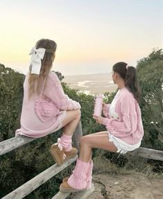 pink autumn aesthetic Winter Outfits Croquette, Pink Autumn Aesthetic, Steph Core, Coquette Friends, Feminine Winter Outfits, Girly Winter Outfits, Pink Autumn, Pink Lifestyle