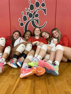 #senior #volleyball #poses #nike #senioryear #volleyballposes #volleyballposes #nike #instagraminspo #instagram #girlhood #mediaday #instagrampostideas #instagramposingtips #grouppicture #highschool #volleyballinspo #nikeshoes #posestrendy #girls #inpo #mizuno Fun Volleyball Poses For Pictures, Volleyball Instagram Pictures, Volleyball Pics To Recreate, Senior Pic Volleyball, Volleyball Picture Ideas Individual, Volleyball Shoes, Posing Tips