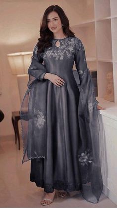 Pakistani Poses, Flower Dpz, Eid Outfits Pakistani, Decent Dresses, Eid Outfits Ideas, Chic Maxi Dresses, Dress Book, Pakistani Dresses Casual