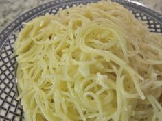 some noodles are sitting on a glass plate