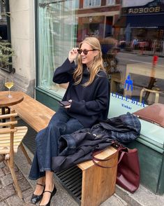 Mallory Goldman, Off Duty Style, Afternoon Outfit Casual, Copenhagen Spring Style, Copenhagen Autumn Style, Rainy Autumn Outfit, Rainy Work Outfit, Rainy Fall Outfit, Autumn Work Outfits