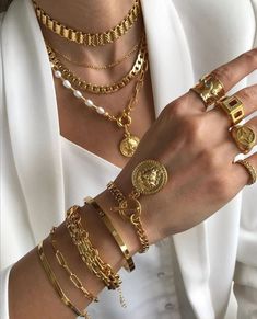 Gaudy Gold Jewelry, Golden Accessories, Beaded Jewelry Bracelets, Jewelry Aesthetic, Gold Jewelry Necklace