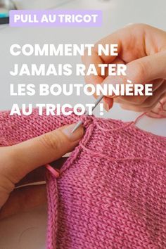 someone is knitting something in pink yarn with the words, commentment ne jamais rater les boutoinniere au tricottt