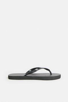 Basic Flip Flops Pierced Jewelry, Latest Shoes, Quick Delivery, Shoe Collection, Mens Flip Flop, Flip Flops, How To Find Out, Buy Online, Shop Now