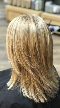 Layers At Bottom Of Hair, Graduated Layers Medium, Shoulder Length Haircut Layers, Fall Highlights For Blondes, Highlights For Blondes, Fall Highlights, Fashion Makeover