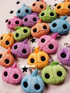 there are many small key chains made to look like alien heads with eyes on them