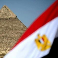 an egyptian flag and the great pyramid in egypt