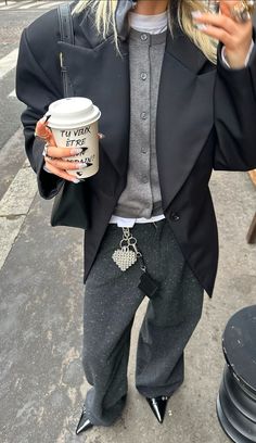 Shirt Outfit Winter, Opera Outfit, Street Style Women Winter, Outfit Boots, Autumn Fits, Cardigan Style, Autumn Outfit, Mode Inspiration, Fall Winter Outfits