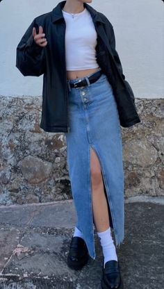 Long Maong Skirt Outfit, Denim Maxi Skirt Fall Outfit, Aesthetic Denim Skirt Outfit, Long Jean Skirts Outfit, Denim Long Skirt Outfit Ideas, Jean Skirt Outfits Aesthetic, Long Jean Skirt Outfits Winter, Long Jean Skirt Outfit, Skirt Jeans Outfit