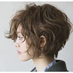 Y ¿Por qué no? short hair waves, el toque boho chic y relajado con el que destacarás tu look Closé Cool Makeup, Short Hair Model, Stylish Short Haircuts, Wavy Bob Hairstyles, Curly Hair Women, Wavy Curly Hair, Short Wavy