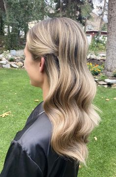 Simple Romantic Wedding Hair, Bride Loose Hairstyles, Simple Beach Wave Hairstyles, Down Hair Styles Bridesmaid, Wedding Hair Down Wavy, Bridesmaids Hair Down, Simple Bridesmaid Hair Down, Bridesmaid Hair Down Long, Bridal Waves Long Hair