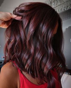 Dark Hair With Red Highlights, Red Brown Hair Color, Red Balayage Hair, Mahogany Hair, Trendy We Fryzurach, Medium Haircuts, Hair Color Burgundy, Dark Red Hair