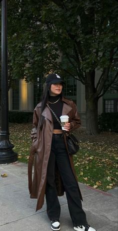 Ny Fall Fashion Street Styles, Leather Chic Outfits, Phx Open Outfit, New York Street Outfits, Rainy Day Look Outfits, Fall 2023 Aesthetic Outfits, Beats Studio 3 Aesthetic Outfit, Outfits With Leather Trench Coats, Black And Dark Brown Outfit