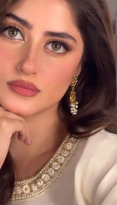 Makeup For Pakistani Wedding, Pakistani Girl Makeup, Pakistani Make Up Look, Pakistani Look Makeup, Simple Pakistani Makeup, Makeup Looks For Pakistani Wedding, Indian Simple Makeup Looks, White Suit Makeup Look Indian, Indian Traditional Makeup Looks