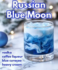 Blue Moon Cocktail, Christmas Cocktails Vodka, Moon Cocktail, Christmas Vodka, Bartender Drinks Recipes, Layered Drinks, Fun Drinks Alcohol, Bartender Drinks, Pretty Alcoholic Drinks