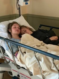 Wlw Sleeping, Want A Girlfriend, Photos Bff, Gf Material, La Seine, Hospital Bed, Girlfriend Goals, Lgbt Love, Best Friends Aesthetic