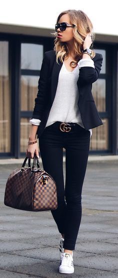 9 Peças coringas que vão dar um up no visual. Blazer preot, blusa de maga branca, calça preta skinny, cinto gucci, tênis adidas branco Casual Chique Stijl, Casual Chic Outfits, Fall Sneakers, Trendy Business Casual, Chique Outfits, Womens Fashion Casual Summer, Womens Business Casual, Casual Work Outfit