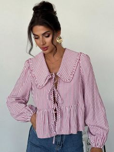 SHEIN Privé Damen rosa gestreiftes Volant-Bluse mit Bindeband, leger, schickIch habe tolle Produkte auf SHEIN.com entdeckt, sie es dir an! Rose Bonbon, Estilo Preppy, Style Preppy, Extra Long Sleeves, Elegant Blouses, Dark Jeans, Lace Collar, Pink Blouse, Ruffle Trim