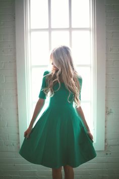 emerald Kelly Green Outfit, Look Grunge, Wedding Guest Style, Kate Spade Dress, Green Outfit, Looks Style, Kelly Green, Look Chic