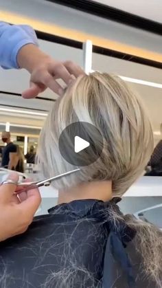 Kurze Frisur on Instagram: "Very nice cut! 💕👍✂️👏👏 Absolutely beautiful!!! She looks FABULOUS" Short Hair Back, Kaley Cuoco Short Hair, Corte Bob, Bob Haircut For Fine Hair, Latest Short Hairstyles, Trendy Short Haircuts, Bob Hairstyles For Fine Hair, Short Choppy Hair