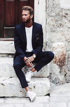 Terno Slim Fit, Suits And Sneakers, Most Stylish Men, Fitness Gadgets, Minimal Street Style, Mens Fashion Smart, Mens Fashion Blog, Guy Stuff, Men Street