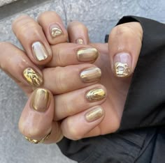 Gold Tone Nails, Gold-accented Nail Inspiration, Liquid Gold Nails, Gold Accented Nail Inspiration, Butter Nails, Nails Europe, Old Money Wallpaper, Adriana Lima Fashion, Lizzie Grant