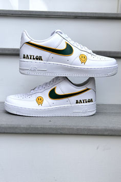 Custom hand-painted Baylor University sneakers with green swoosh outlined in yellow, Baylor and dripping smiley on the sides Costume Air Force 1s, Custom Painted Shoes Ideas, Father Son Outfits, Son Outfits, Painting Shoes, Softball Tees, Af1 Custom, Painted Nikes, Custom Painted Shoes