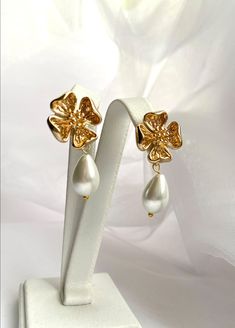 Gold pearl handmade earrings with flower. This pearl bridal earrings are handmade created with love and care, there is a pearl plus beautiful gold flower that shines✨! The best for your special day! A perfect gift for bride to be and for a loved woman! Upgrade shipping if you need the accessories in rush! https://www.etsy.com/listing/988957763/express-shipping-for-bridal-headpiece?ref=shop_home_active_6&frs=1 For USA and Canada citizens only, other countries have express shipping from the start. Rose Gold Pearl Drop Flower Earrings, Rose Gold Flower Drop Earrings With Pearl, Wedding Flower Earrings With Pearl Charm, Delicate Pearl Charm Flower Earrings For Wedding, Elegant Pearl Earrings With Flower Charm, Wedding Pearl Drop Earrings In Flower Shape, Delicate Flower Pearl Drop Earrings, Rose Gold Flower-shaped Earrings With Pearl Drop, Rose Gold Flower Earrings With Pearl Drop