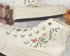 Converse da sposa/Converse ricamate/Sneakers ricamate Bouquet - Etsy Italia Bridesmaid Trainers, Embroidered Shoes Diy, Embroidery Sneakers, Embroidery Converse, 1970s Shoes, Converse 1970s, Baskets Converse, Flowers Shoes, Embroidered Converse