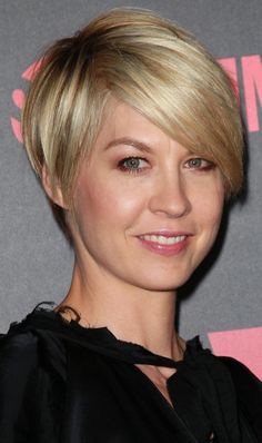 Edgy Medium Hairstyles, Razored Haircuts, Jenna Elfman, Gray Hairstyles, Shaggy Bob, Sport Hair, Chin Length, Shorter Hair, Short Layered Haircuts